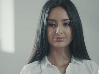 شہوانی، شہوت انگیز لمبے بالوں سیکرٹری Eliza کے Ibarra کی چوٹی پر فرم لنڈ کی سواری