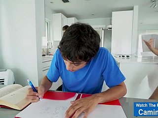 होम माँ और Stepsis के साथ अकेले