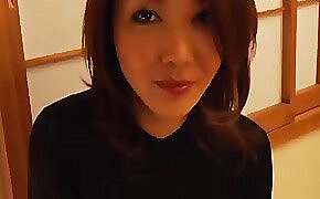 Asiatische Mädchen bekommen ihre Strumpfhosen abgezockt und gefickt tief in ihrer unschuldigen Muschi ...