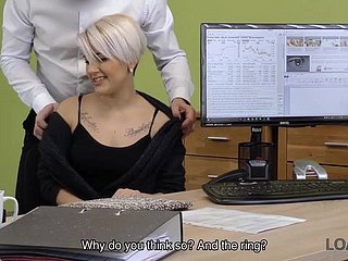 Lussy ngọt cần tiền cho việc kinh doanh của mình để quản lý quyến rũ cho vay