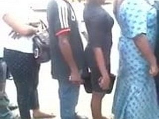 色狼按自己勃起家伙对一个女人的屁股
