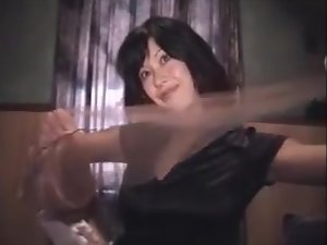 彼女のナイロンの足をなめるアジアの女の子