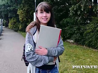 Yağlanmış esmer bebeğim Luna Rival, öğretmeniyle sevişiyor