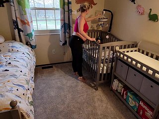 Chilling belle-mère enceinte est coincée dans le berceau et son fils doit venir l'aider à sortir