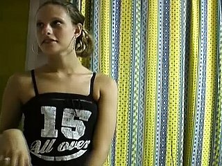 Adolescente alemão esbelto e atraente fica com seu twat raspado satisfeito