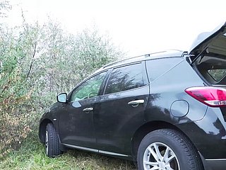 Madre madura folla en todos los agujeros al aire libre