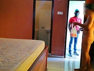 Otel odası servisi kapımızı çaldı ve karımı becerdin - cuckold fantezi
