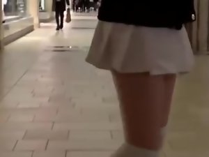 青少年走在与振动器商场