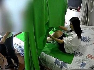 Footjob de rideau vert chinois - Amy dans les coulisses - ferme le rideau de fenêtre à 24 hastily pour ne pas se faire prendre!