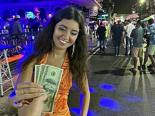 Je voulais baiser une transe, mais elle s'est avérée être une prostituée ordinaire et je l'ai baisée dans le A