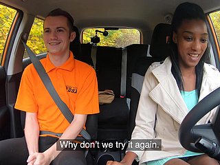 Foda interracial ungenerous carro com a magrinha de ébano Asia Rae