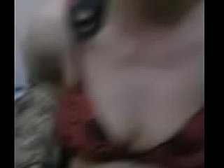 گنجی بلی آنکھوں پر پٹی باندھی خوبصورت آنٹی کی انگلی