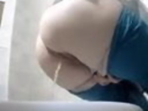 Of age Adulterate pissend in het toilet! Krachtige stroom! Verborgen camera!