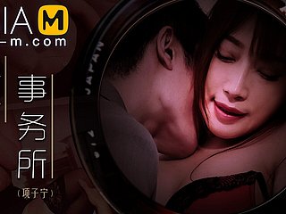 Horny Office-Xiang Zi Ning-MDWP-0024-Mejor video porno avant-garde de Asia