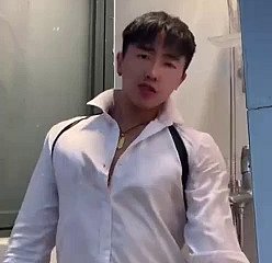 Un garçon chinois sous la douche ne jouit pas