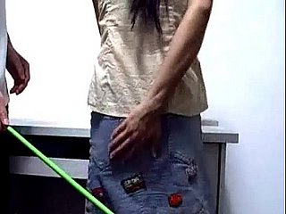 Inscatolamento di sculacciate per una ragazza cinese