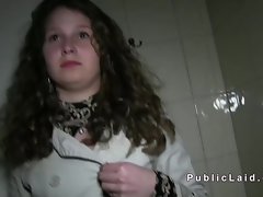 公共代理乱搞青少年在健身房更衣室