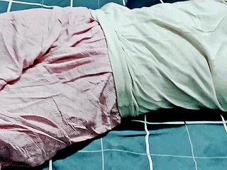의붓매형이 의붓언니가 잠들었을 때 나를 엿먹었어요. 섹스를 해서 내 쪽이 빨갛게 됐어요 - 풀 HD 영상