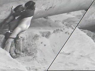 Pareja latina cachonda se divierte cerca de una roca en una playa