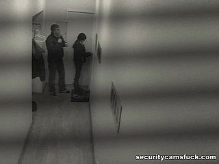 Una morena traviesa se folla atrevidamente en un pasillo público