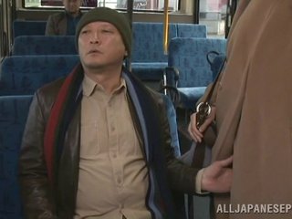 cougar fantasia vestida fortemente dando um cara cativante Masturbação thimbleful ônibus, na realidade bag