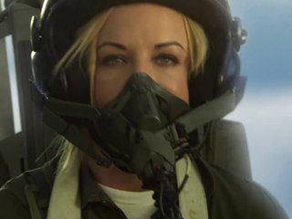 Hardcore e grupo desagradável batendo com os pilotos pornográficos rabo quente