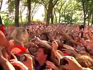 lady gaga lizał i po omacku, gdy tłum surfingu