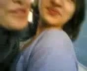 다른 여자에게 키스 인도 소녀