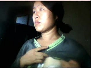 cô gái Trung Quốc nhấp nháy tits khi chồng đi vắng