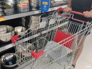 [PREVIEW] Kylie_NG gicle dessus de sa voiture Après le shopping dans un supermarché