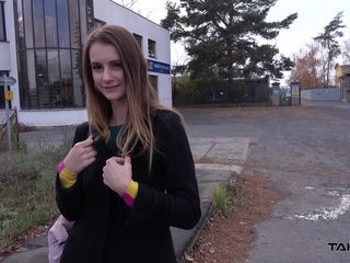 Adelle est repris not in good un étranger et baisée dans le siège arrière d'une voiture