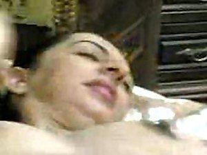 Bad arabo ottiene la figa rasata scopata da un grosso cazzo - porno amatoriale